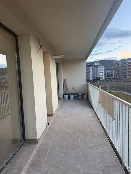Apartament cu 3 camere semidecomandat în Florești