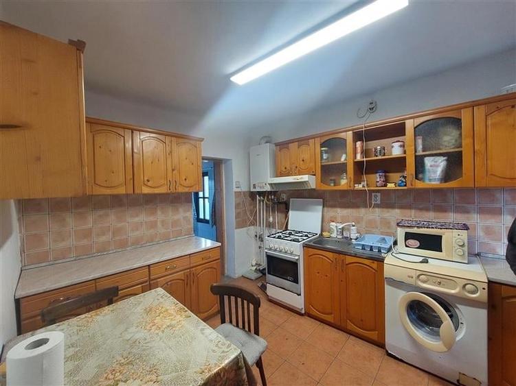Casă individuală cu 4 camere cu Canalizare în Central