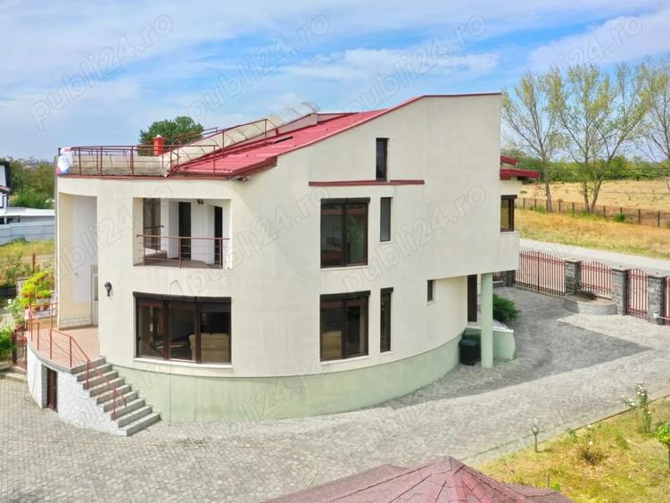 Casă cu 6 camere cu Teren 1244 Mp în Central