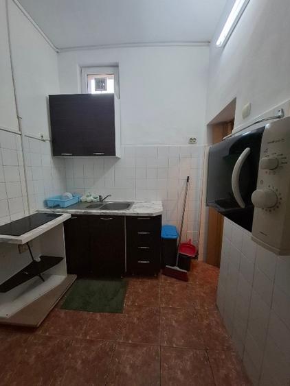 Apartament cu 3 camere semidecomandat, mobilat în Complex Studențesc