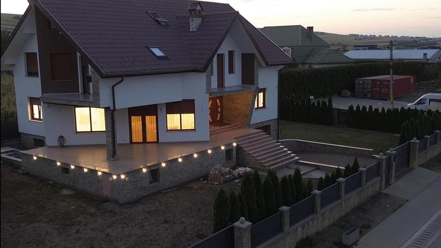 Casă individuală cu 8 camere cu Canalizare în Bosanci