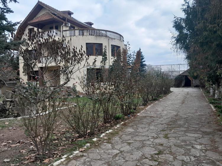 Casă cu 8 camere cu Teren 1450 Mp în Joița