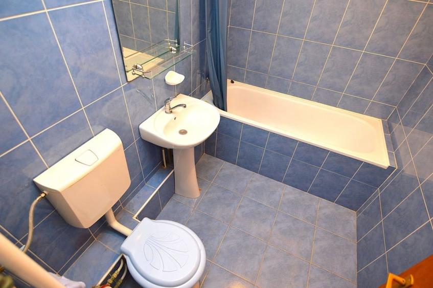 Apartament cu 2 camere semidecomandat, mobilat în Decebal