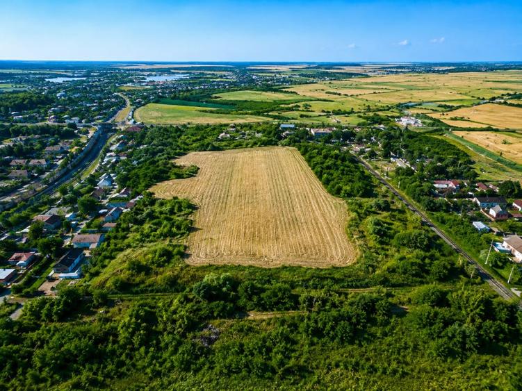 Teren de 2253 mp, în Comana