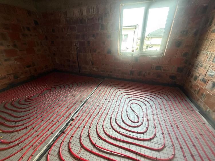 Casă individuală cu 4 camere cu Canalizare în Central