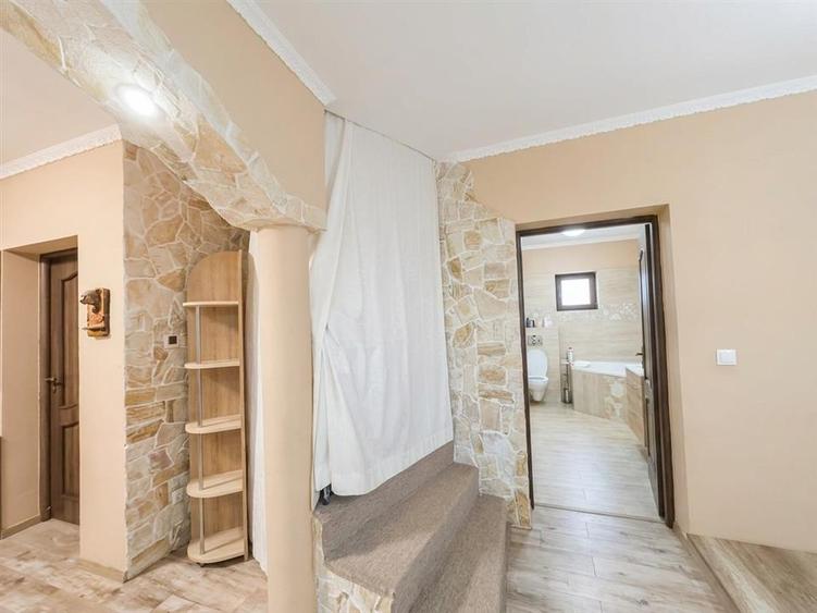 Casă cu 5 camere cu Teren 500 Mp în Sântion