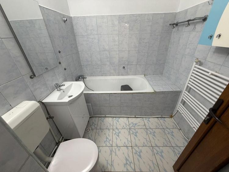 Apartament cu 3 camere decomandat în Racova