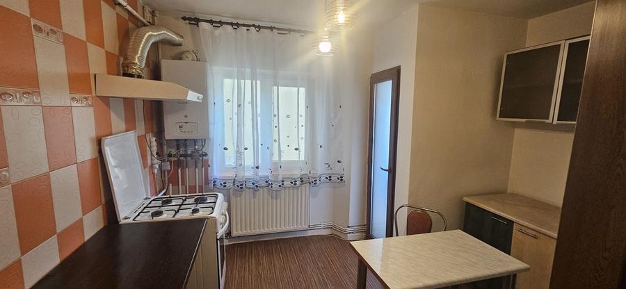 Apartament cu 3 camere decomandat în 1 Mai