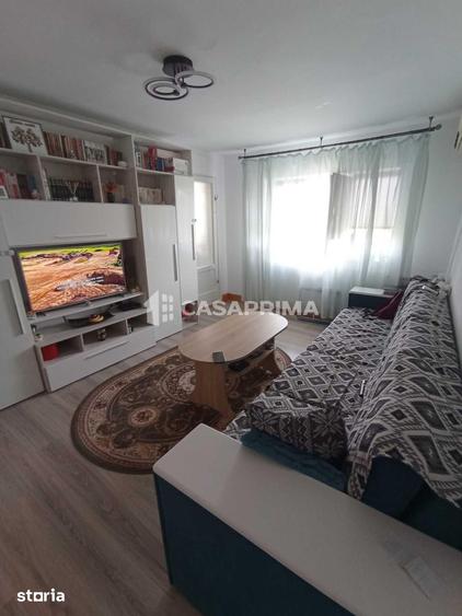 Apartament cu 3 camere semidecomandat în Podu Roș
