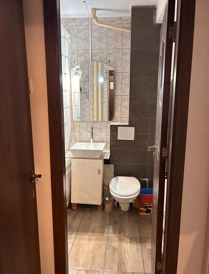 Apartament cu 3 camere decomandat, mobilat în Podu Roș