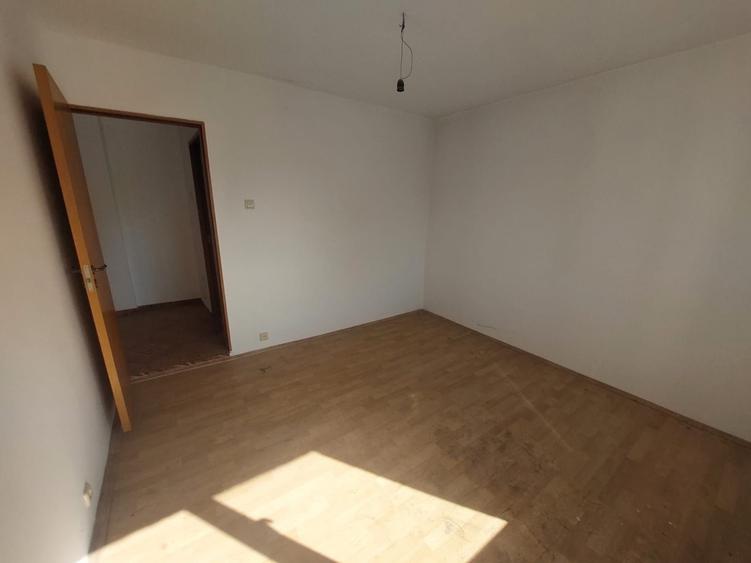 Apartament cu 2 camere decomandat în Micro 12