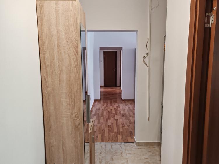 Apartament cu 3 camere semidecomandat, mobilat în Centrul Civic