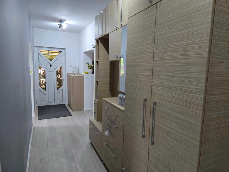 Casă cu 4 camere în Recea