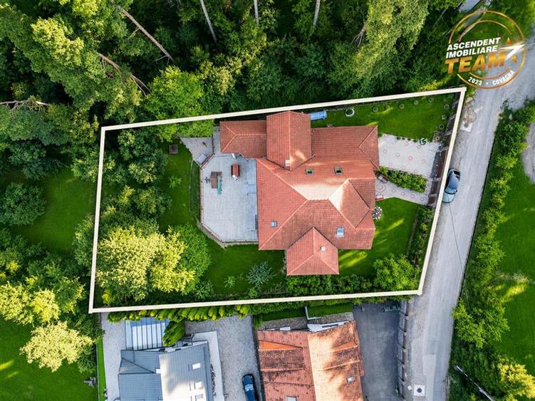 Casă individuală cu 15 camere cu Garaj în Exterior Est