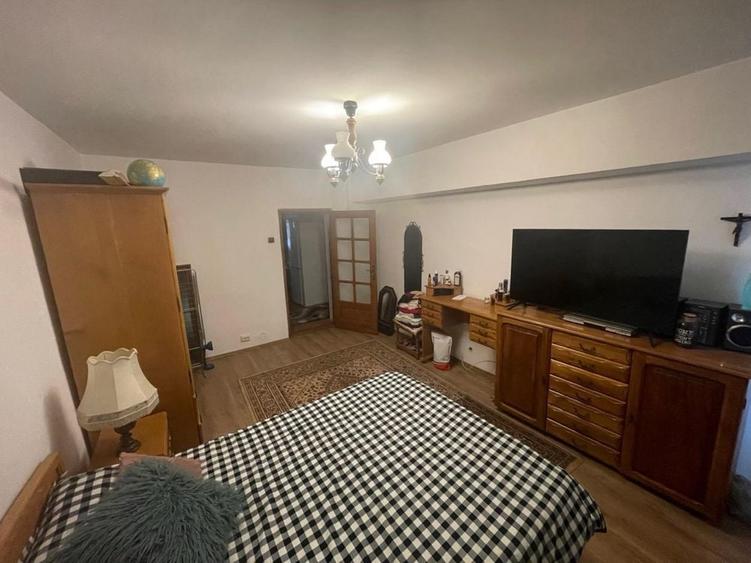Apartament cu 3 camere decomandat în Exterior Vest