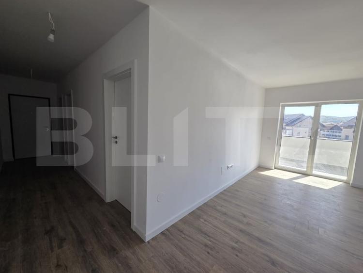 Apartament cu 3 camere semidecomandat în Florești