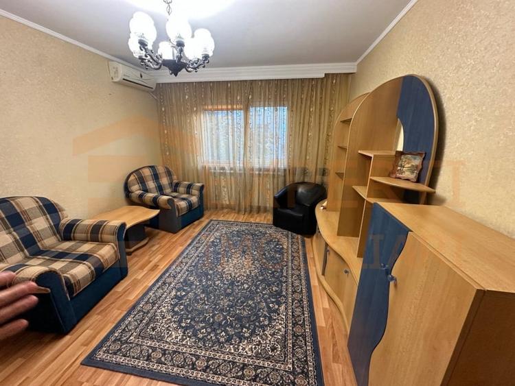 Apartament cu 3 camere semidecomandat, mobilat în Far