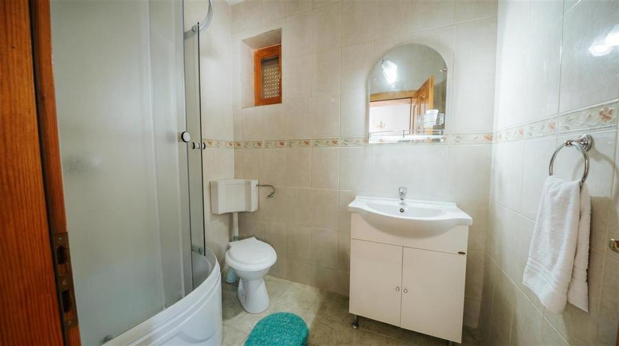 Casă individuală cu 6 camere cu Teren 5800 Mp în Bucșoaia