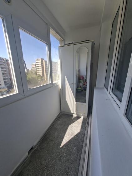 Apartament cu 3 camere semidecomandat în Obor