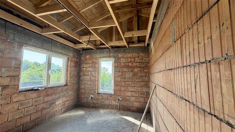 Casă individuală cu 4 camere cu Teren 750 Mp în Popricani