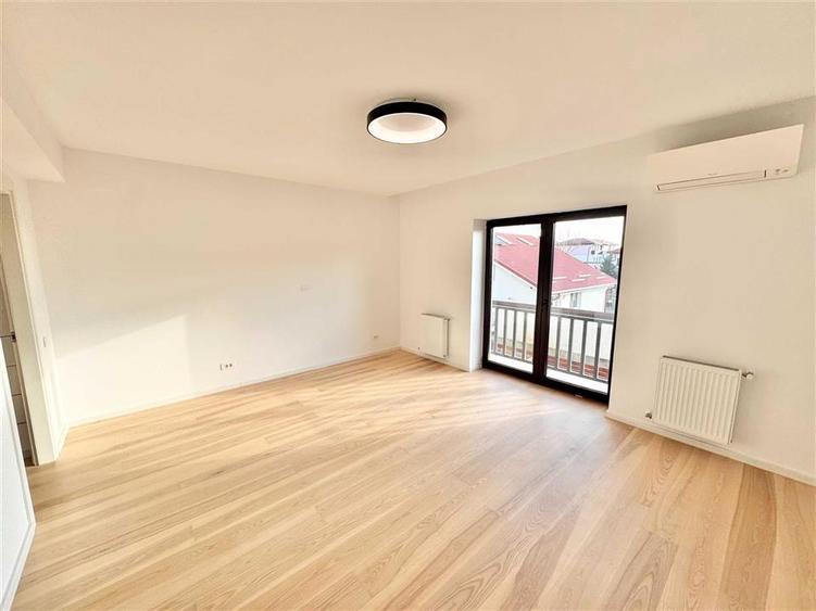 Casă cu 4 camere cu Teren 180 Mp în Pipera