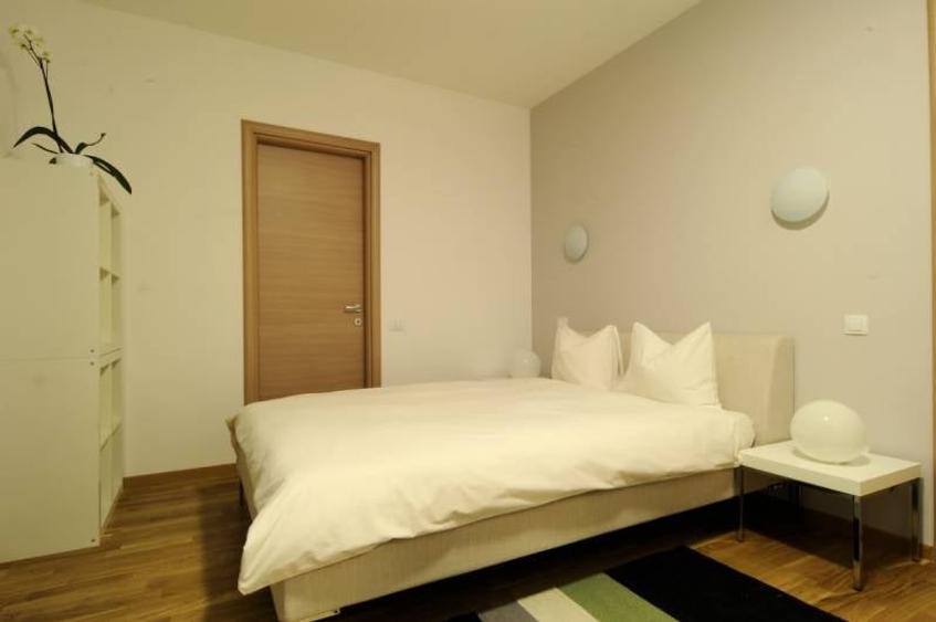 Apartament cu 3 camere semidecomandat, mobilat în Băneasa