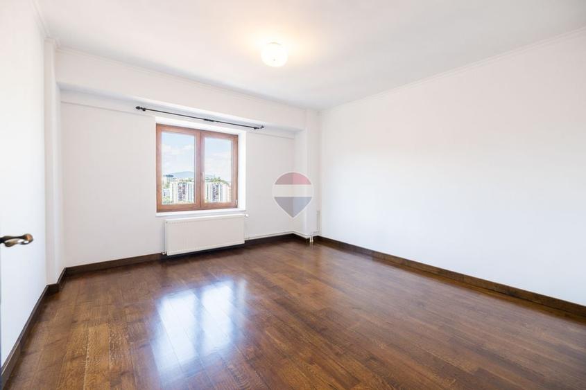 Apartament cu 5 camere decomandat în 15 Noiembrie