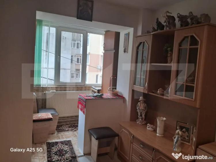 Apartament cu 3 camere semidecomandat în Central