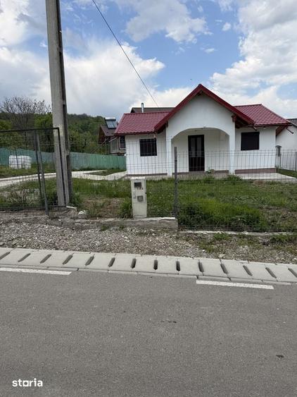 Casă cu 3 camere cu Teren 432 Mp în Predeal