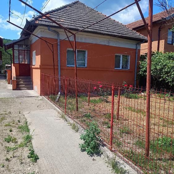 Casă cu 4 camere cu Teren 1000 Mp în Nord