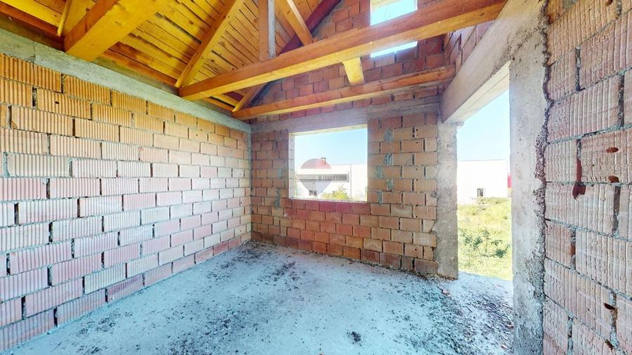 Casă individuală cu 5 camere cu Teren 1000 Mp în Cristian