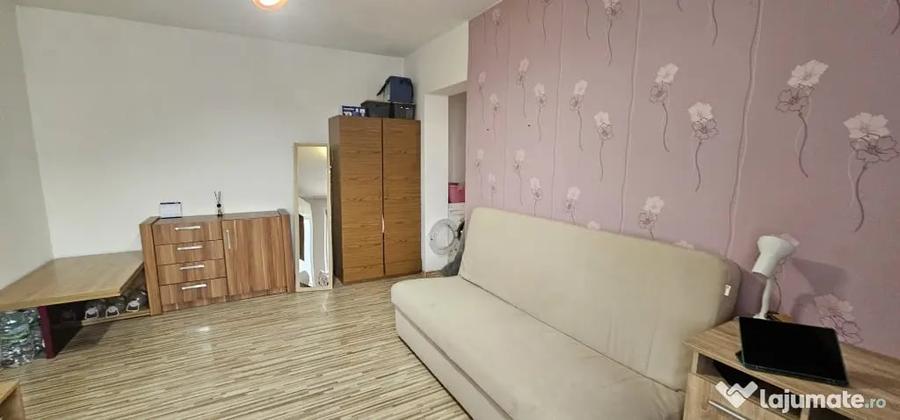 Apartament cu 3 camere semidecomandat în Tineretului