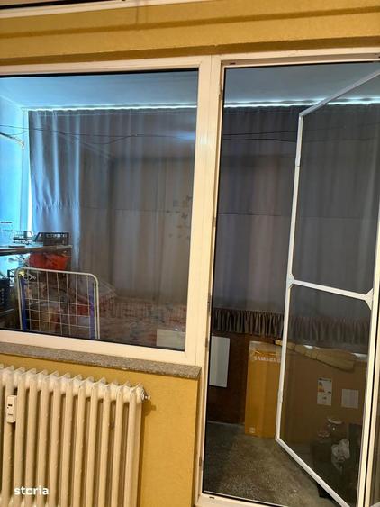 Apartament cu 3 camere decomandat în Valea Oltului