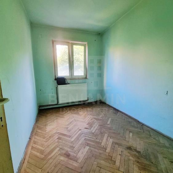 Apartament cu 3 camere semidecomandat în Florilor