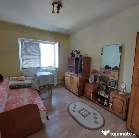 Apartament cu 3 camere decomandat, mobilat în Alfa