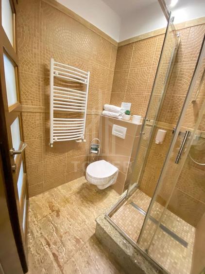 Casă individuală cu 8 camere cu Canalizare în Central