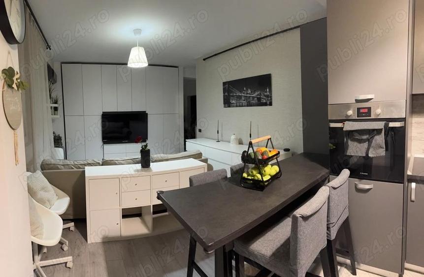 Apartament cu 3 camere decomandat în Roșu