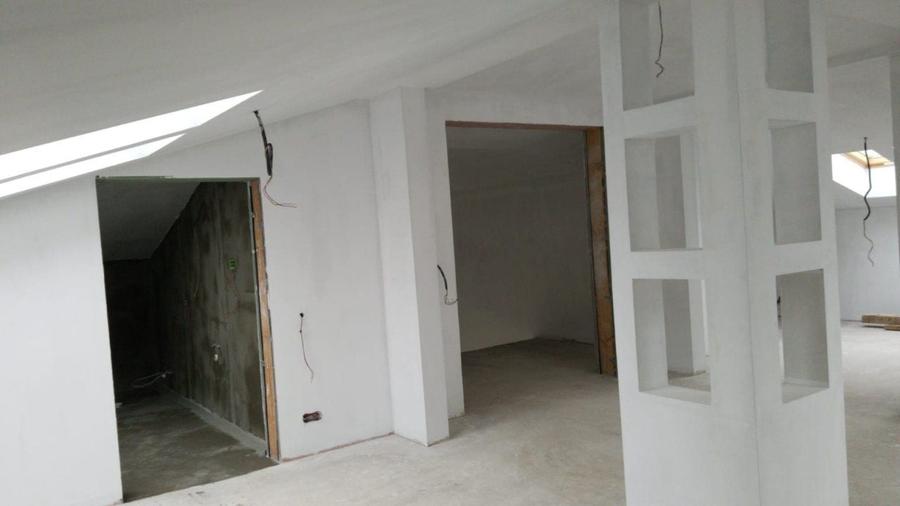 Casă individuală cu 9 camere cu Canalizare în Sisești