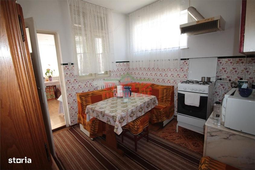 Apartament cu 4 camere decomandat în Orașul de Jos