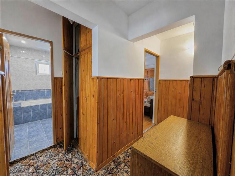 Apartament cu 3 camere decomandat, mobilat în Bartolomeu