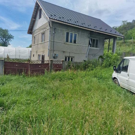 Casă în Răzbuneni