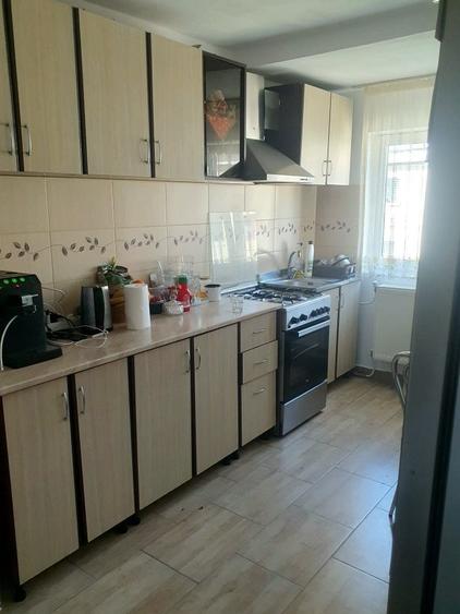 Apartament cu 3 camere semidecomandat în Cantemir