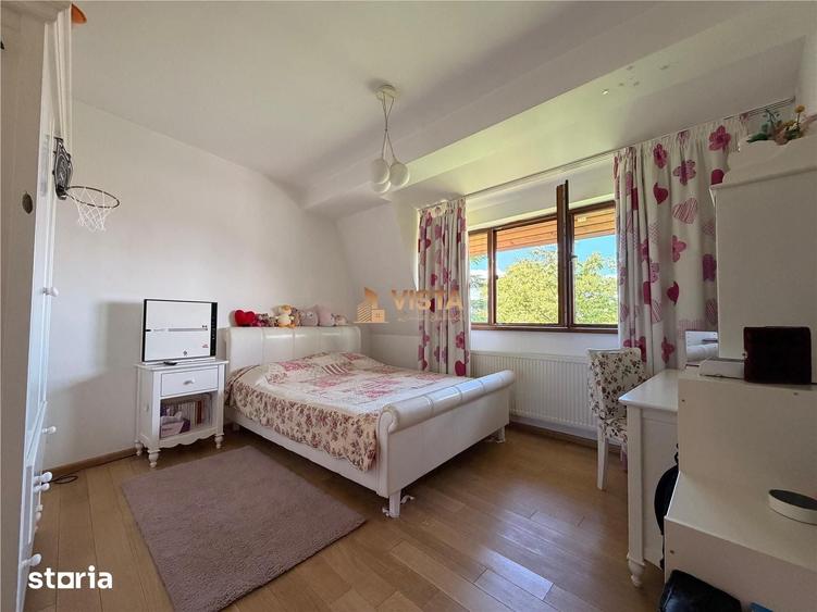 Casă cu 9 camere cu Teren 400 Mp în Central
