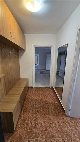 Apartament cu 3 camere semidecomandat, mobilat în Alexandru Obregia