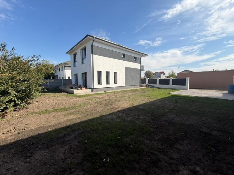 Casă individuală cu 4 camere cu Canalizare în Domnești