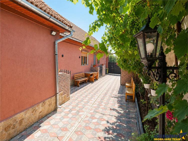 Casă cu 4 camere cu Teren 919 Mp în Sânpetru