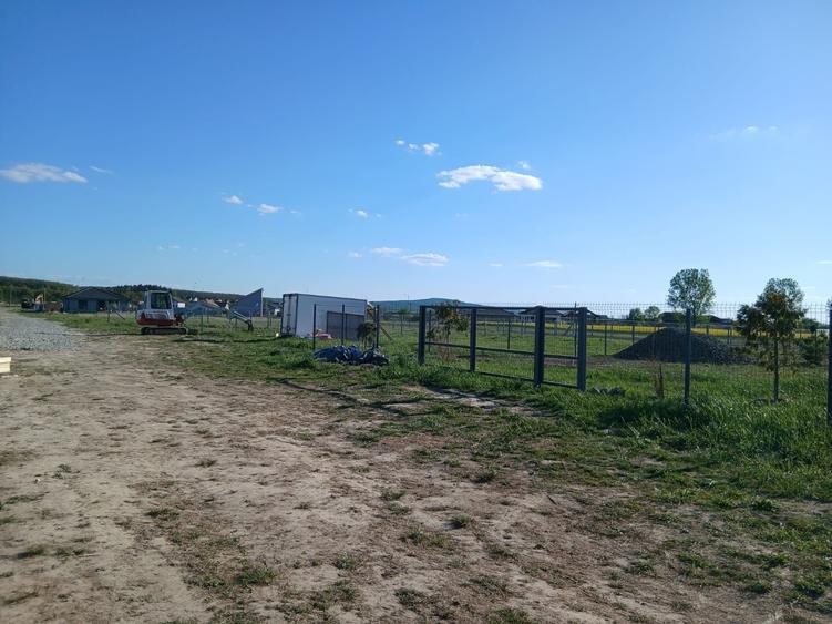 Teren de 821 mp, în Alparea