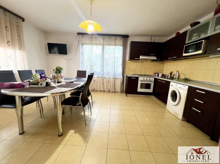 Casă cu 8 camere cu Canalizare în Est