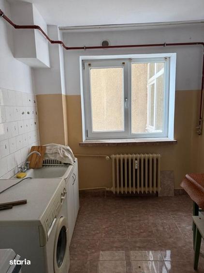 Apartament cu 3 camere decomandat în Calea București