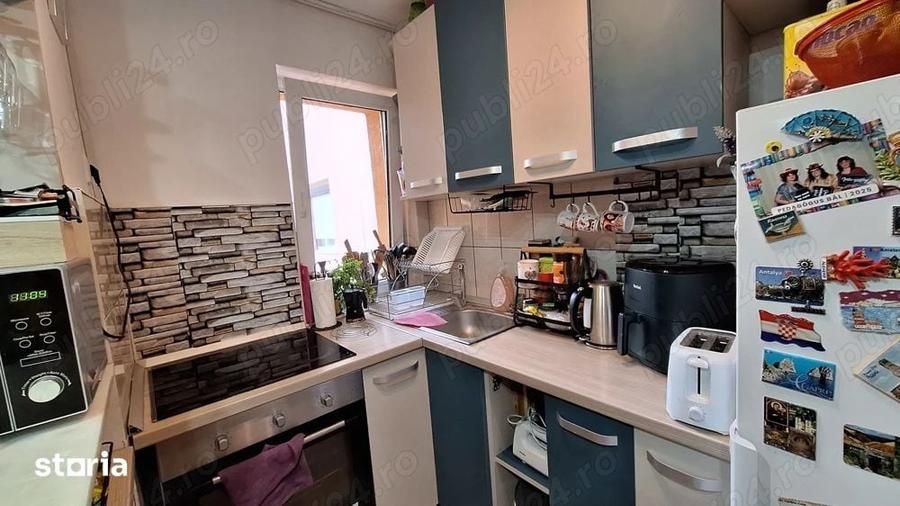 Apartament cu 3 camere semidecomandat în Botizului